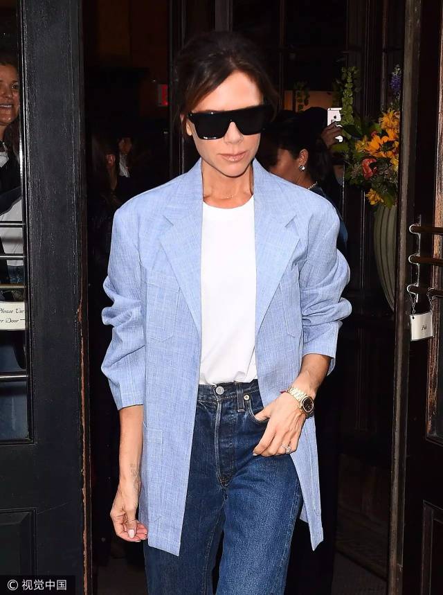 贝嫂身穿浅蓝色西装搭配牛仔裤离开victoria beckham品牌秀场,轻松