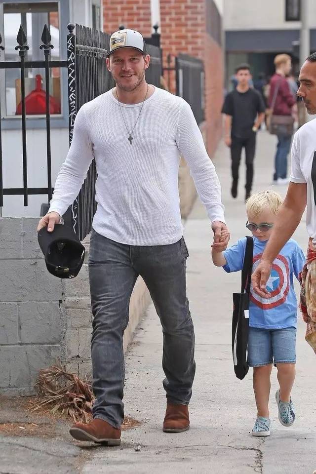 chris pratt儿子,chrispratt 搞怪父子档!帕帕chris pratt携儿子最新可爱街拍释出