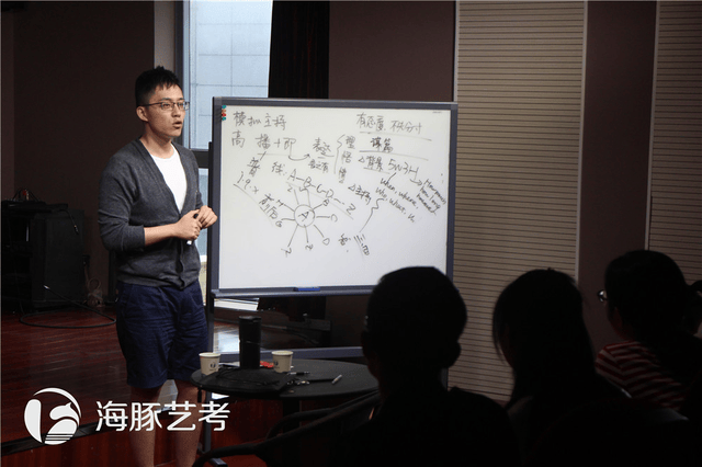 在上午的模拟主持课程中,宋秋熠老师首先帮同学们分析了在模拟主持