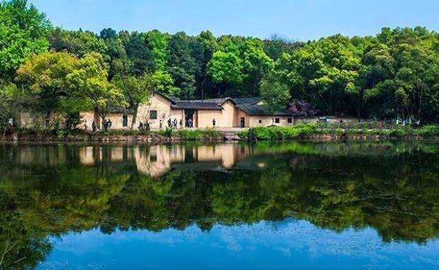 刘少奇故居位于花明楼镇炭子村,是一座土墙青瓦,坐东朝西的四合院农舍