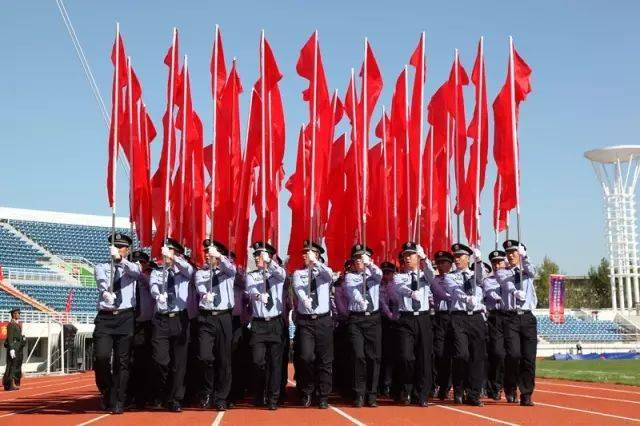 公安局十九大安保工作誓师大会暨2017年警体运动会"开幕,特警国旗方队