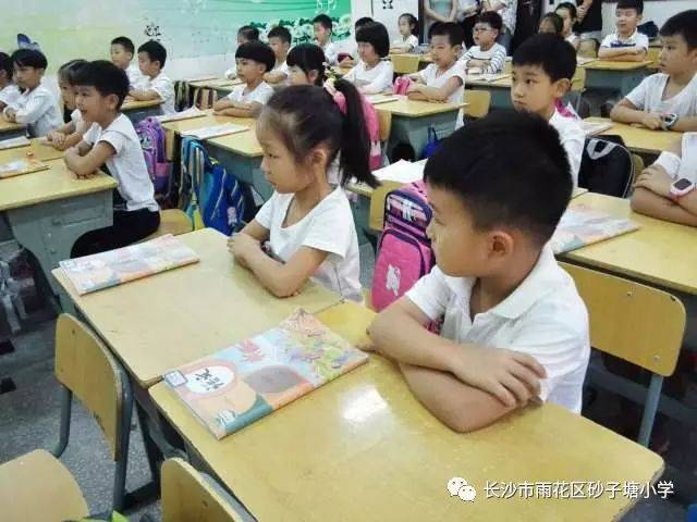 入学十天的孩子们对课前准备,上课问好,听讲坐姿,举手发言,读书姿势