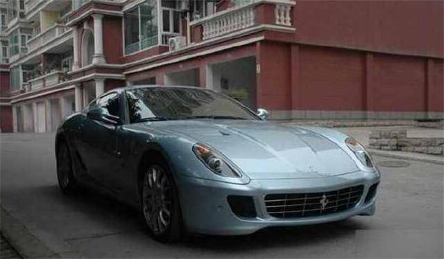 她是一名艳星, 为豪车与干爹同床50次, 但29岁