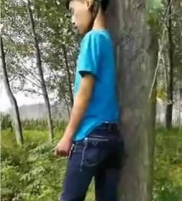 禹州人朋友圈疯传一男孩在树林里上吊自杀,事实真相令人震惊.