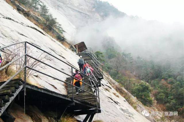 龙剑峰景区集奇松,怪石,绝壁为一体 以险,奇著称,特别是龙脊背处,游走