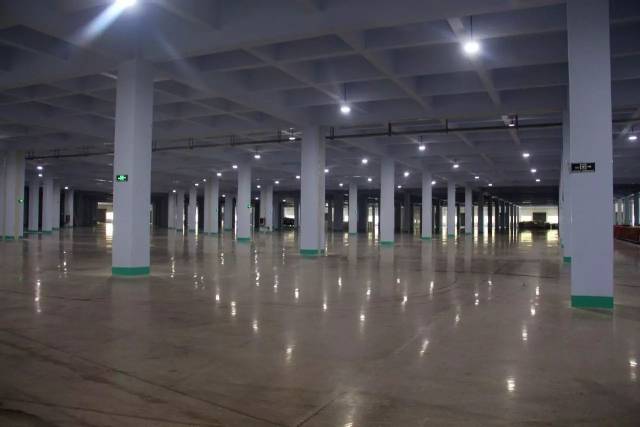 金刚砂耐磨地面打造的21000㎡库房,为产品中转提供了有利条件.