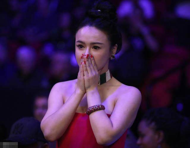 冉莹颖穿衣风格出位却屡遭吐槽,网友:何时才能穿对衣服?