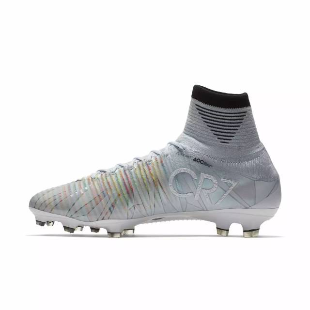 全新c罗专属mercurial superfly v第五篇章足球鞋以白色为球鞋主色调