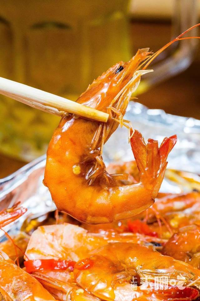 裹上锡纸烤过的大虾,虾身油亮,酱汁将虾的鲜味凸显的淋漓尽致!