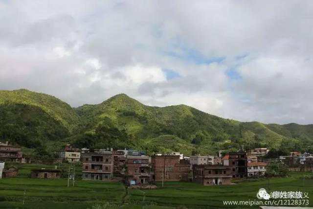 约明朝景泰(1450)从兴宁和山堡大茔里迁移至五华大都