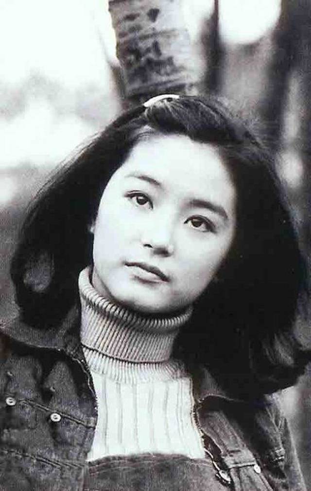放在封面上的林青霞,一半温润如玉,笑看风起云落;一半意气风发,红衣加