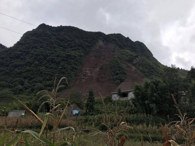 威信周边 | 实拍!镇雄坡头发生山体滑坡,太危险了!