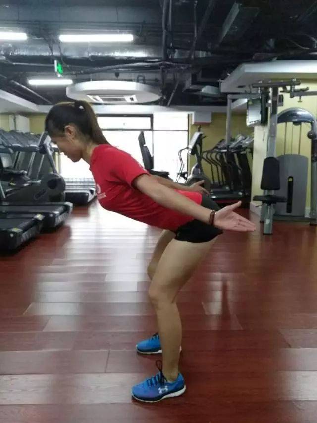 如何矫正“圆肩驼背”