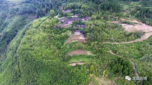 湘西龙山县靛房镇,有一个座落在高山之上的村寨,它的名字叫土老虎,好