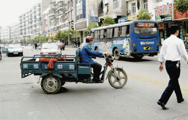 在马路上,电动车与汽车相撞事故屡见不鲜.