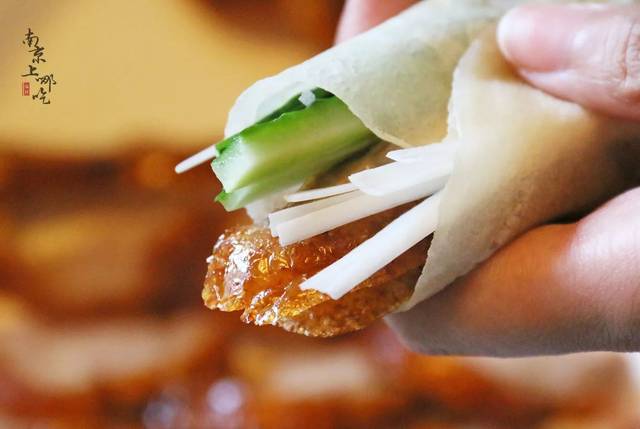 烤鸭空口吃自然是有些腻,正宗的卷饼吃法来一套!