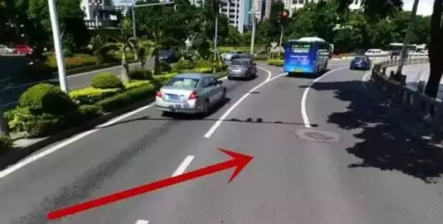黑色小车忽然虚线变道至右转车道