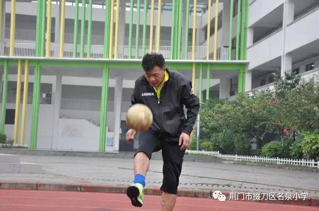 昨天,省足球精英教练与名泉小学足球小子面对面