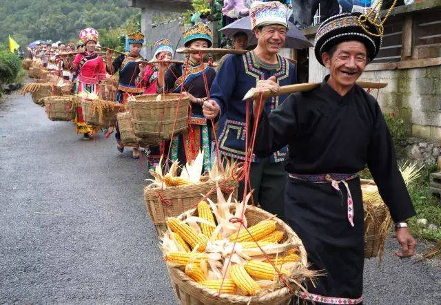 浓郁隆林风情!这些五彩斑斓的民族服饰,你喜欢哪一款?