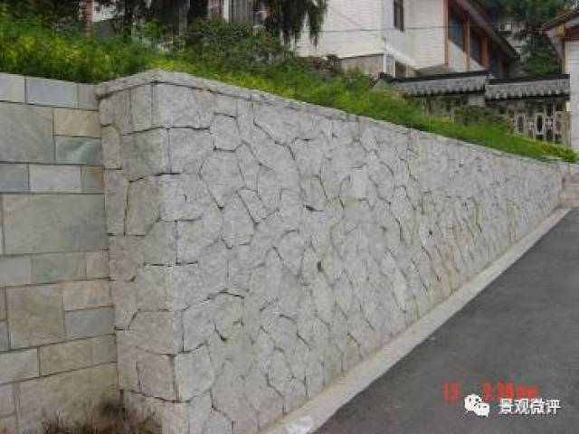 ▼标准:不勾缝挡墙其缝隙小于1cm ,拼接自然