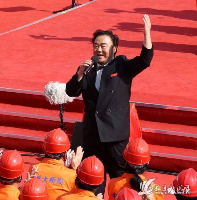 男中音歌唱家霍勇《咱们工人有力量》唱出了大家的心声