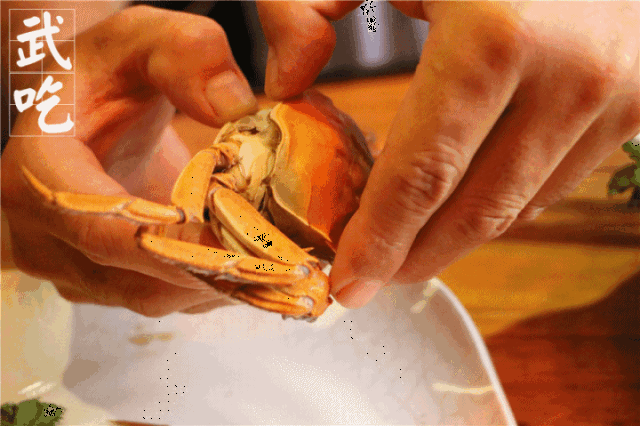剪掉螃蟹的八只脚,包括两只大钳,放凉后其中的肉会自动与蟹壳分开