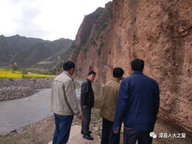 漳县新寺镇人大对晋坪村水利灌溉工程项目进行专项视察