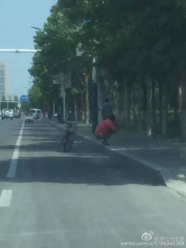 在黄十渤七路口往东,授田英才学校北门门口,脱下裤子冲着大马路拉屎