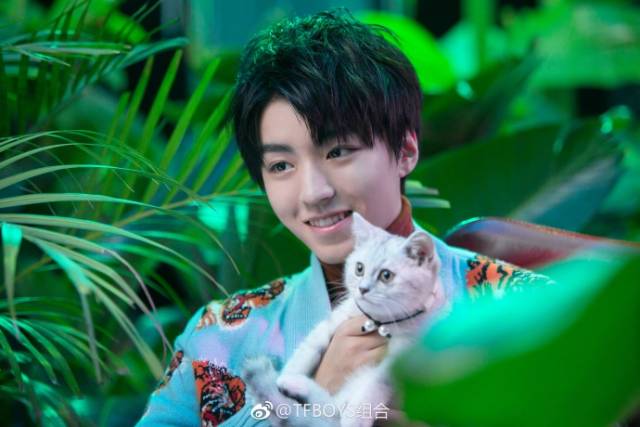 家有少年初长成!18岁王俊凯酷萌风格无缝切换