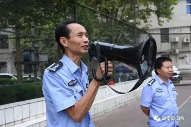 娄底:一群帅哥美女参加趣味运动会 太刺激了!