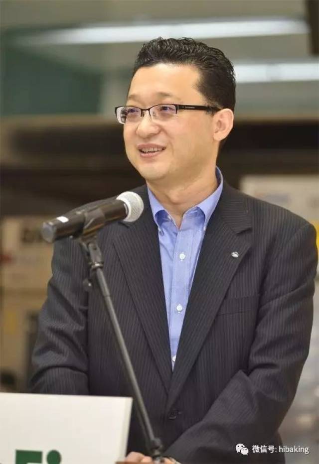 武汉仟吉集团董事长陆伟先生向日本正荣集团社长本多市郎先生赠送象征