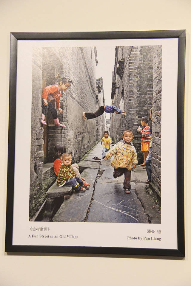 "中国故事——聚焦儿童"摄影作品展在波兰举行