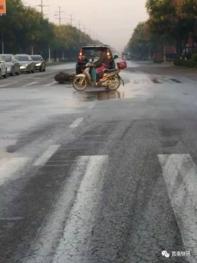 今晨,莒南淮海路发生一起车祸,现场很惨