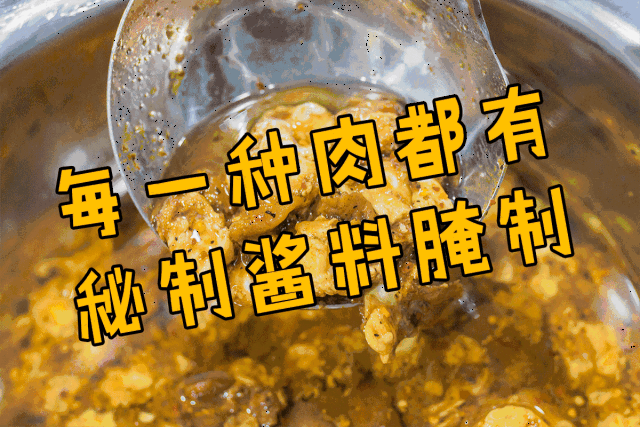 拒绝工业碳,用的是百分百木炭,头一天剩下的碎炭都不能用,以免烤肉时
