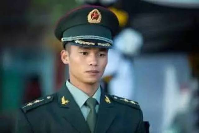 他就是 饰演板砖的庄小龙.