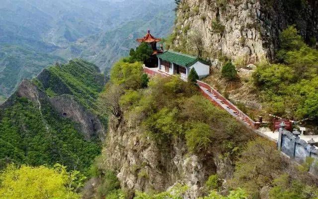 圣莲山风景区位于北京西南,房山区西北的群山峻岭之中,海拔930米,是