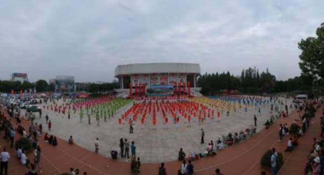 文体中心东广场隆重举行,勘探局副局长黄忠桥宣布第十届河南油田文化