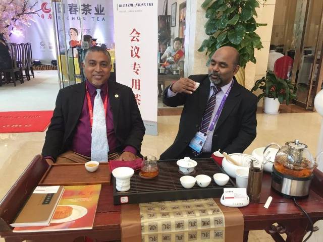 右边的部长助理看着茶问"这杯好喝茶叫什么名字?