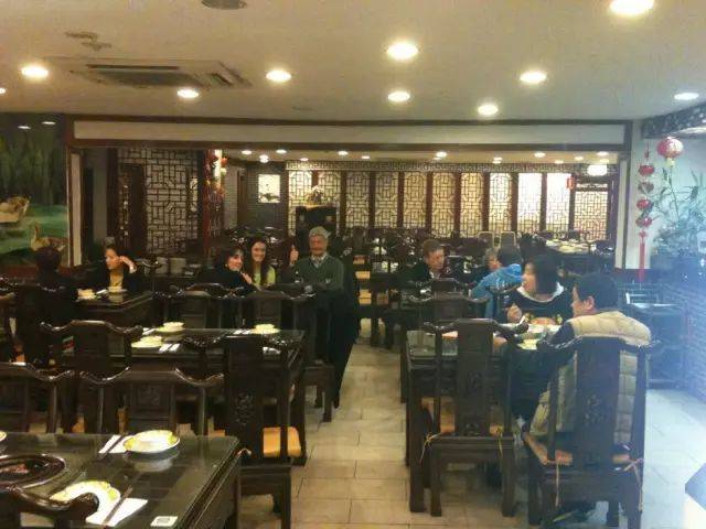 中国游客在悉尼著名中餐馆吃出蟑螂!当事人:“店家不但不道歉,
