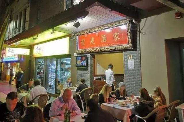 中国游客在悉尼著名中餐馆吃出蟑螂!当事人:“店家不但不道歉,