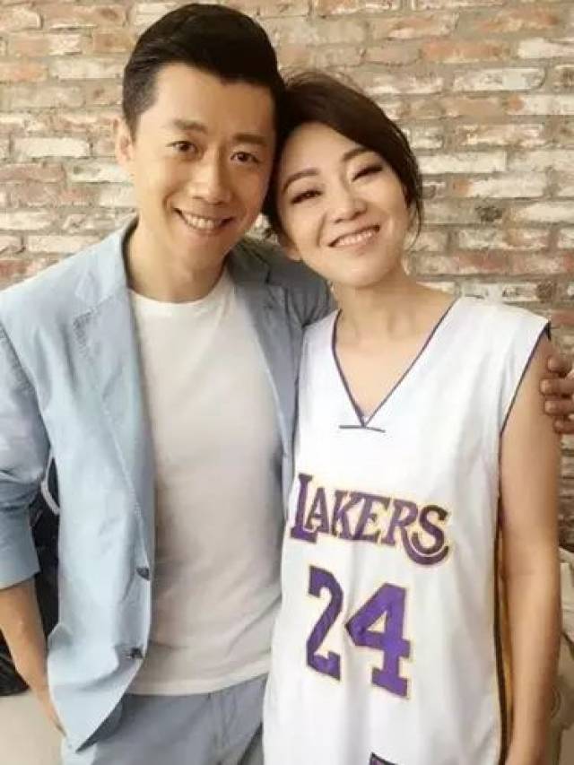 46岁的闫妮完美逆袭!看了她和男明星合照的前后对比,这才叫反转人生!