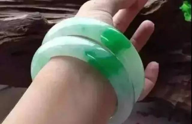 双戴玉镯曾是古代女子流行的戴法,当镯子相互轻轻碰撞时,叮当作响能