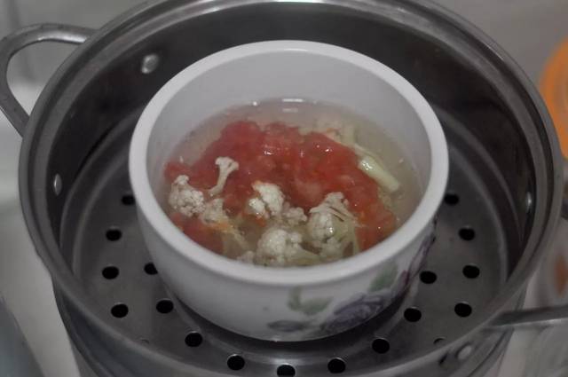 花菜3小朵,腱子肉汤少许,米糊3勺 做法| 腱子肉洗净切丁,入炖盅隔水