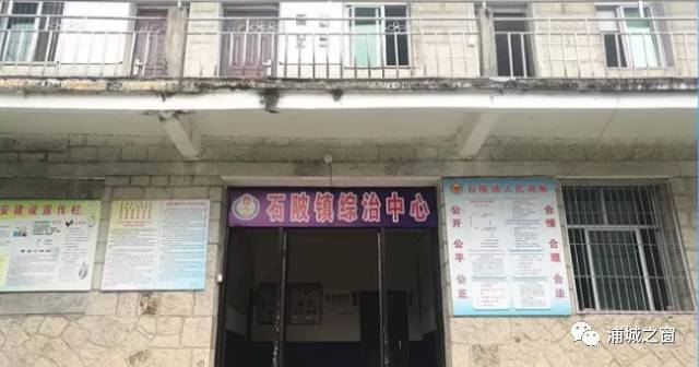 近日,石陂镇在全县率先挂牌将原石陂镇综治信访维稳中心更名为石陂镇