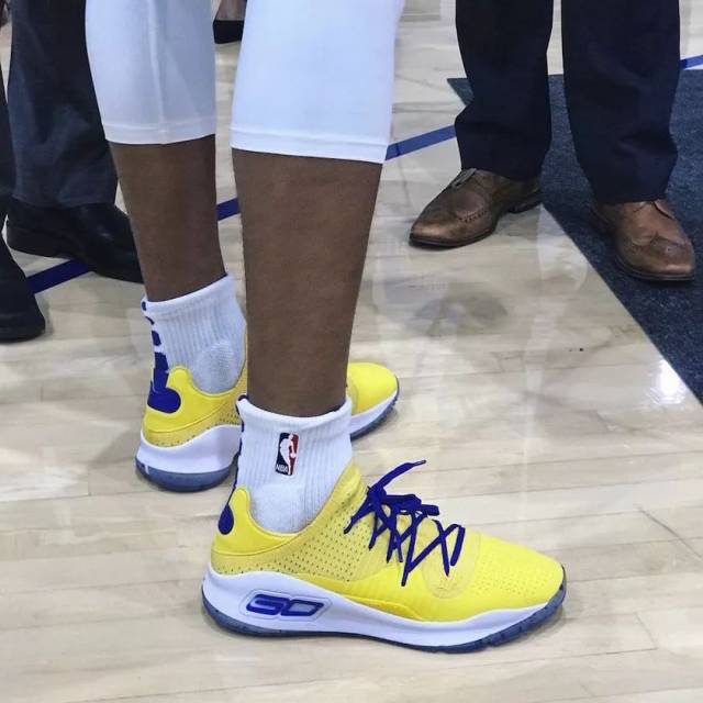库里上脚的ua curry 4 low"warriors"谍照释出