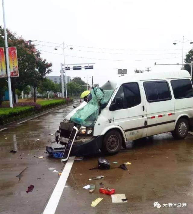 镇江新区这个十字路口附近发生车祸,整个副驾驶室都撞散架了.