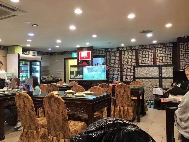 中国游客在悉尼著名中餐馆吃出蟑螂!当事人:“店家不但不道歉,