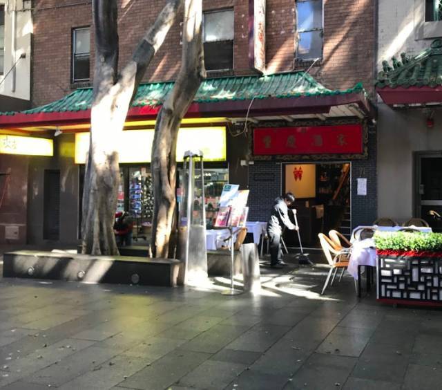 中国游客在悉尼著名中餐馆吃出蟑螂!当事人:“店家不但不道歉,