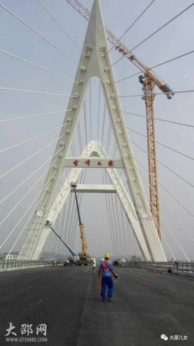 关于雪峰大桥:雪峰大桥位位于邵阳市大祥区樟树垅社区,上游距资江