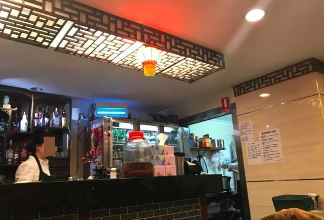 中国游客在悉尼著名中餐馆吃出蟑螂!当事人:“店家不但不道歉,
